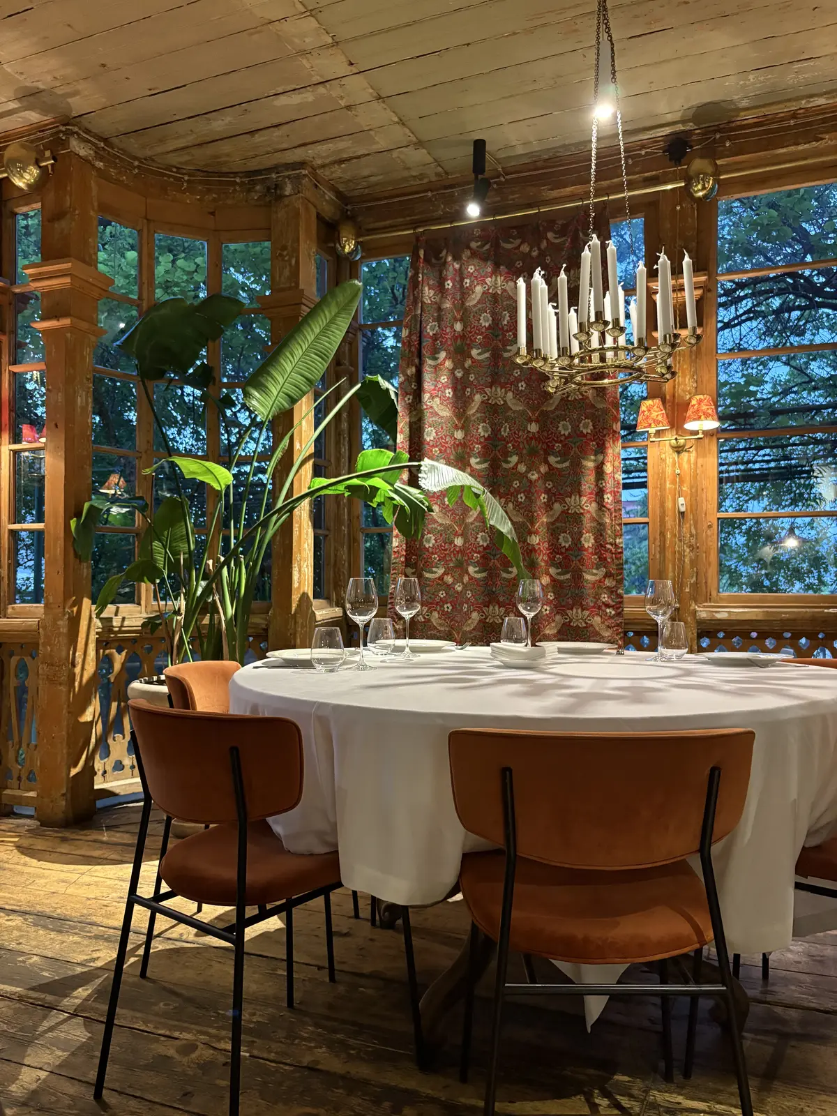Boğaz manzaralı sıcak ve karakterli restoran iç mekânı